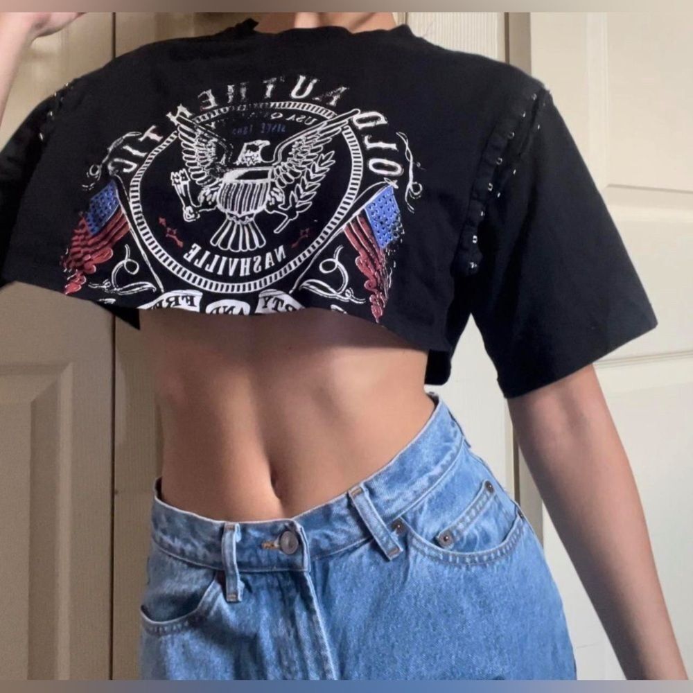Urban Outfitters Women's Black Crop-top Nashville TeeSize X Large